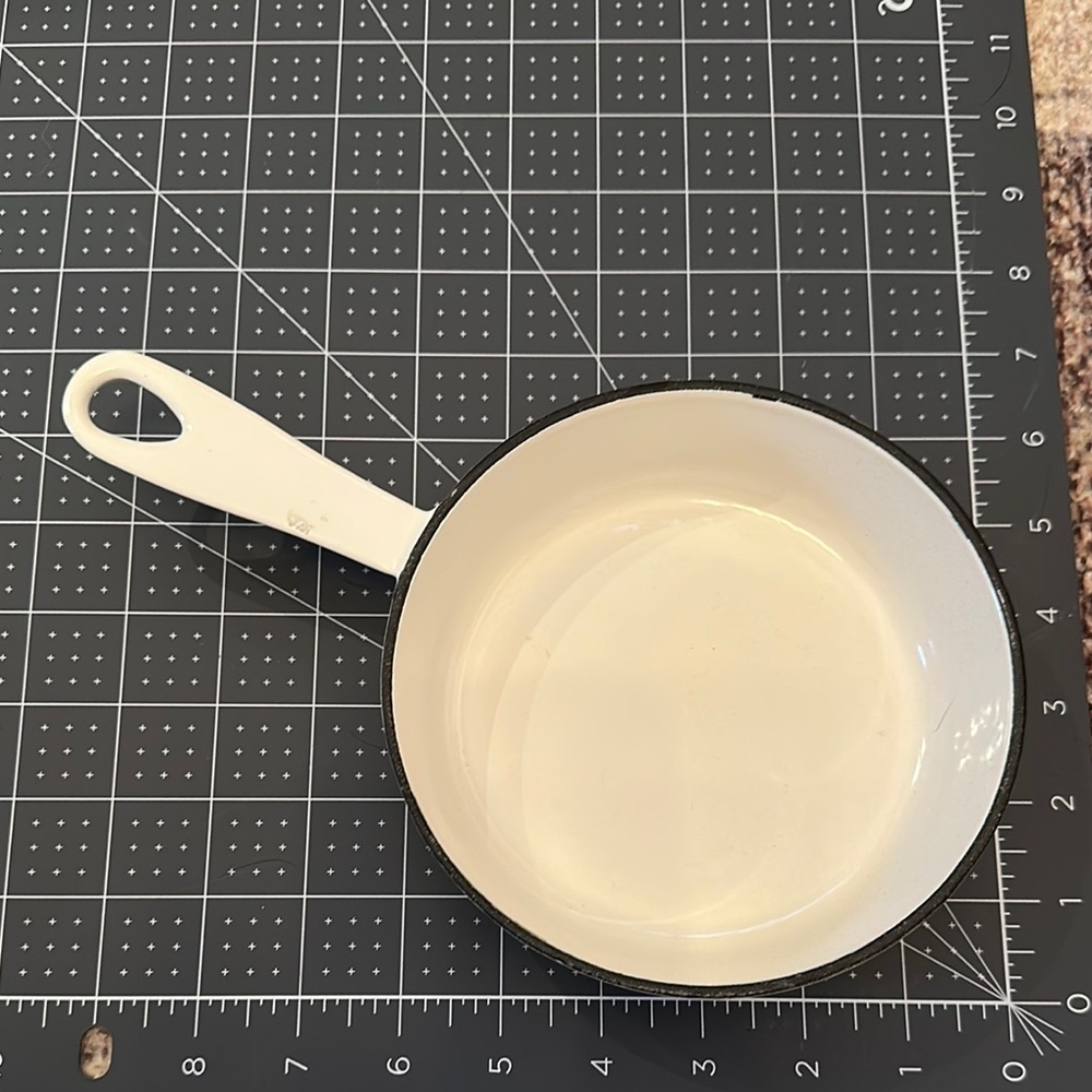 Figmint 5” cast iron pan